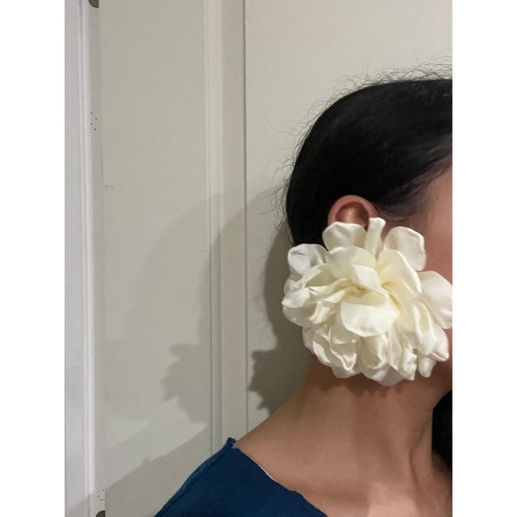 White flower stud earring huge cream feathered large off white big fabric floral - Picture 3 of 6